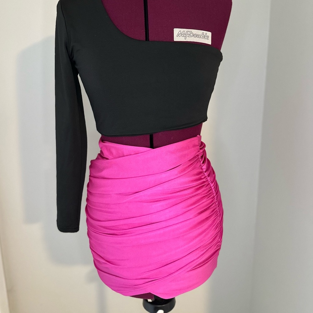 Cross Wrap Ruched
Detail Bodycon Skirt